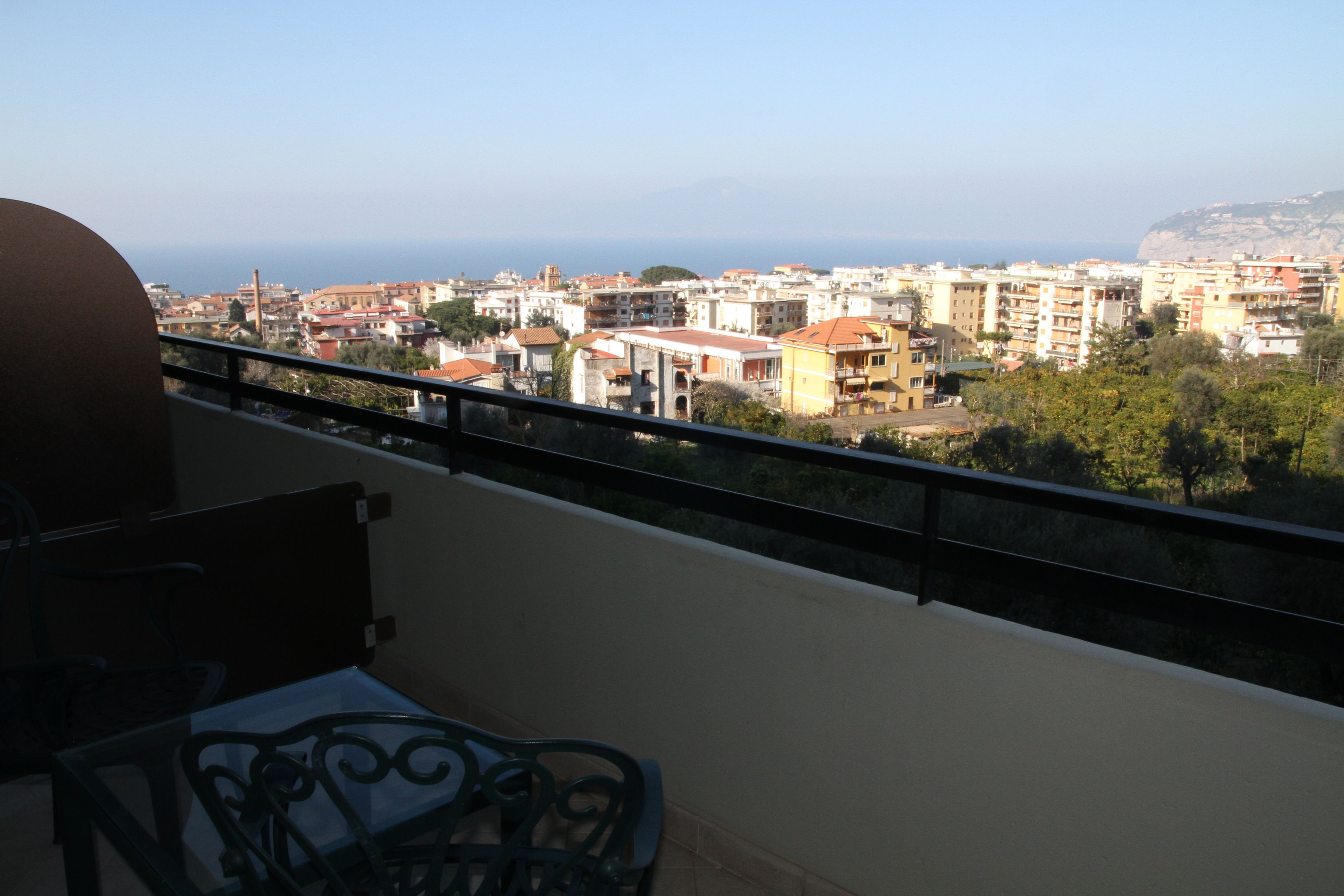 Ein Balkon mit Blick auf eine Küstenstadt.