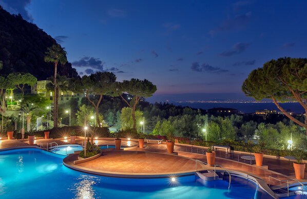 Indoor pool, seasonal outdoor pool, pool umbrellas, sun loungers