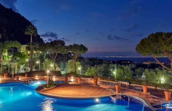 Indoor pool, seasonal outdoor pool, pool umbrellas, pool loungers
