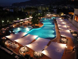 Piscina coperta, piscina stagionale all'aperto, ombrelloni da piscina