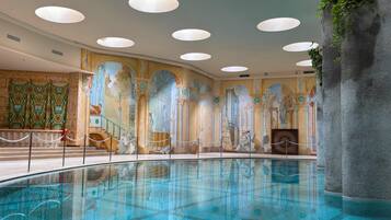 Inomhuspool, en säsongsöppen utomhuspool, parasoller och solstolar
