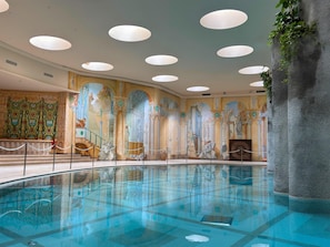 Piscina interna, piscina externa sazonal, guarda-sóis, espreguiçadeiras