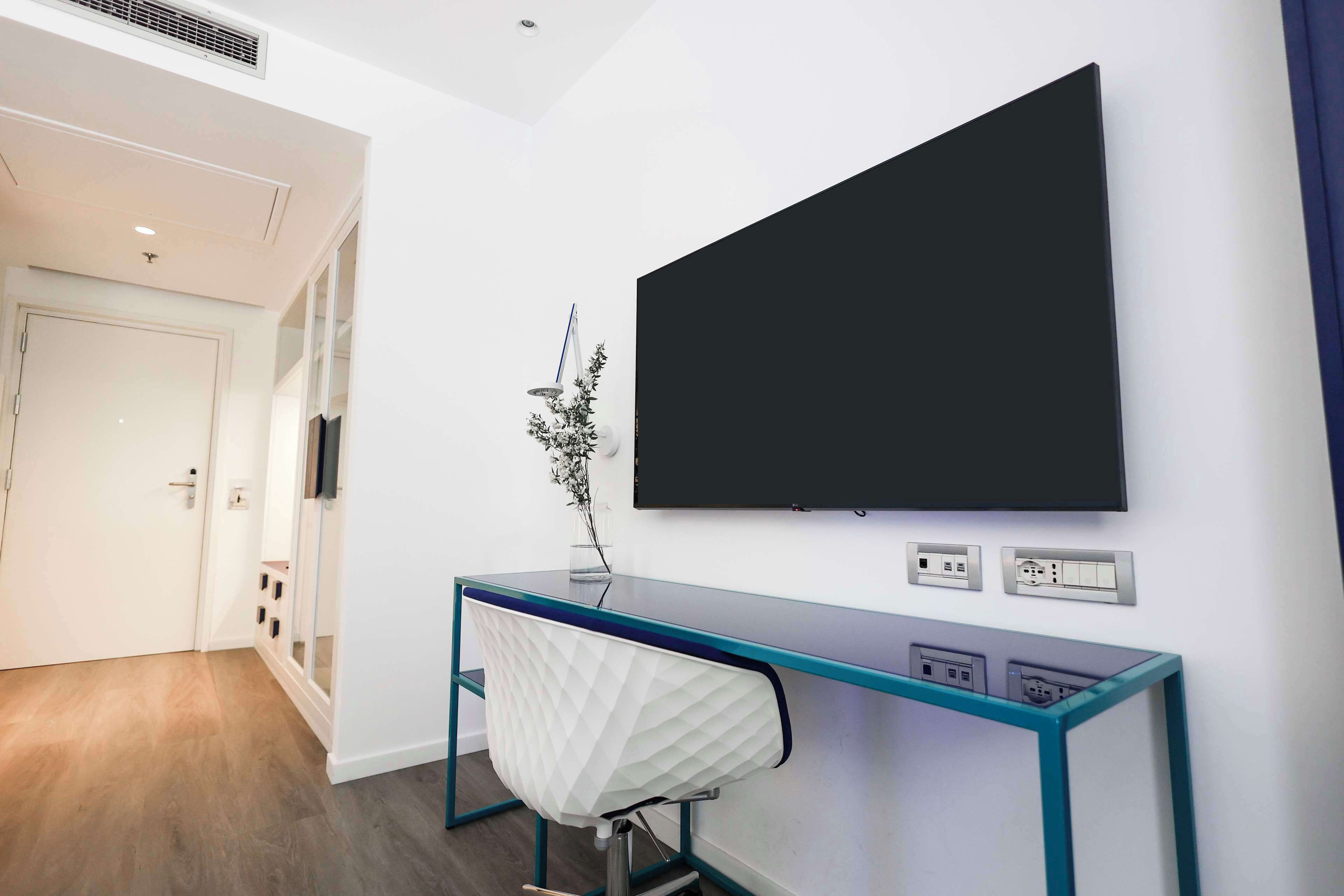 superior room, 1 king bed | minibar, in-room safe, desk, laptop workspace