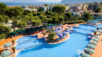 Una piscina cubierta, una piscina al aire libre de temporada, sombrillas