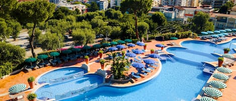 室內游泳池和季節性室外游泳池,提供泳池遮陽傘和日光浴躺椅