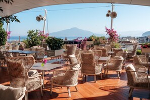 3 bars/lounges