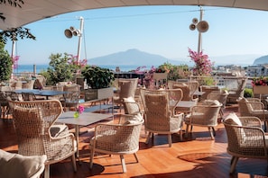 3 bars/lounges