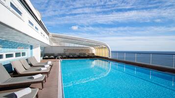 Een binnenzwembad en ligstoelen