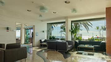 2 bares/lounges, bar ao lado da piscina