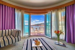 Suite, vista mare | Minibar, una cassaforte in camera, una scrivania, tende oscuranti