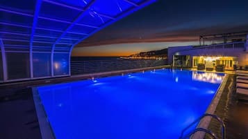 Indoor pool, pool loungers