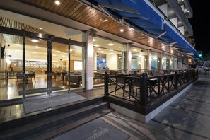 Breakfast, lunch, dinner served; beach views 