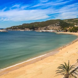 Una spiaggia nelle vicinanze