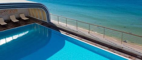 Sisäuima-allas, aurinkotuoleja