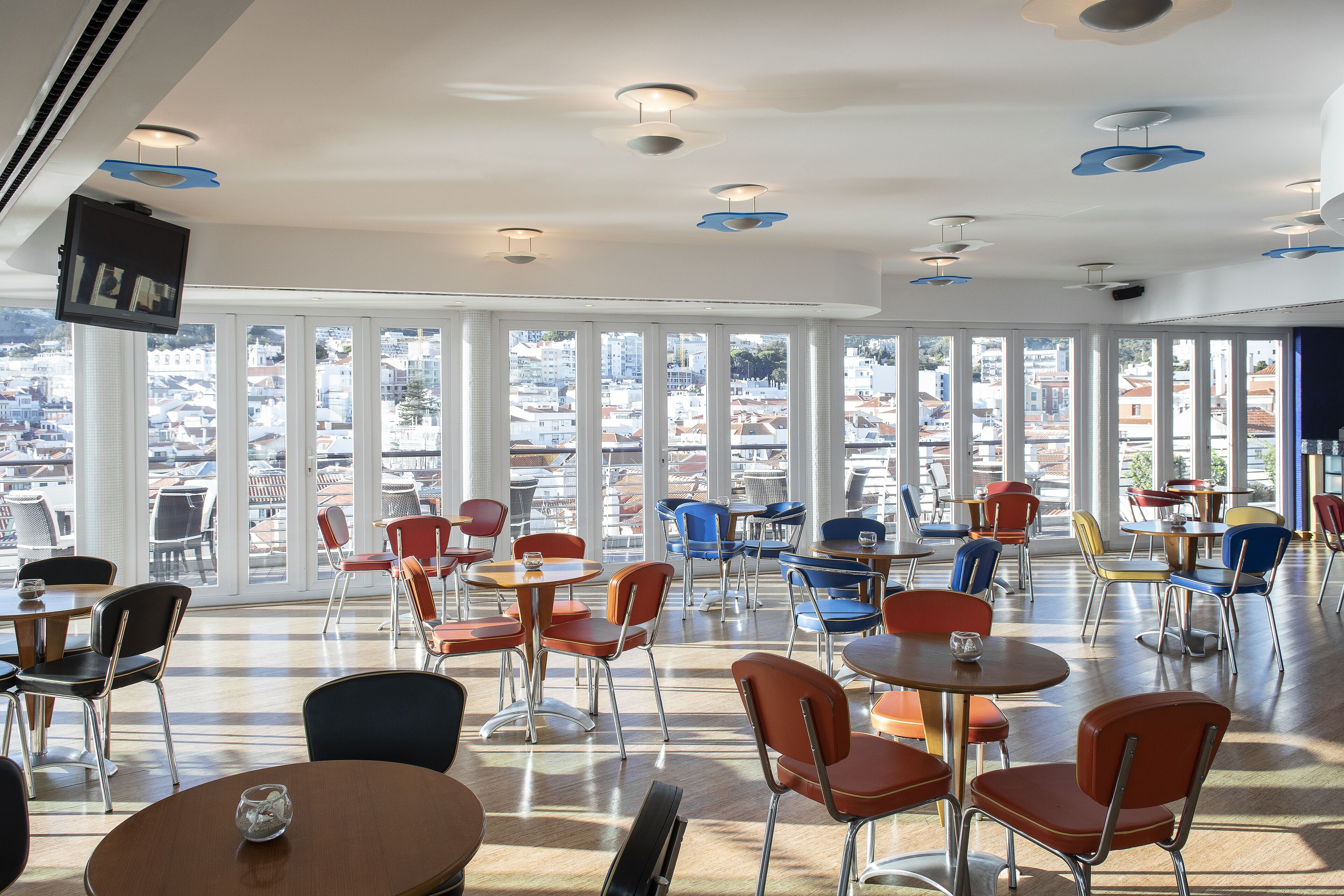 2 bars/lounges, poolside bar