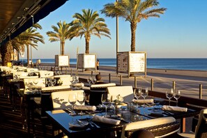 Petit-déjeuner, déjeuner et dîner servis sur place, vue sur la plage