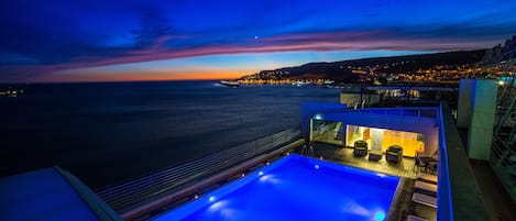 Una piscina techada, sillones reclinables de piscina