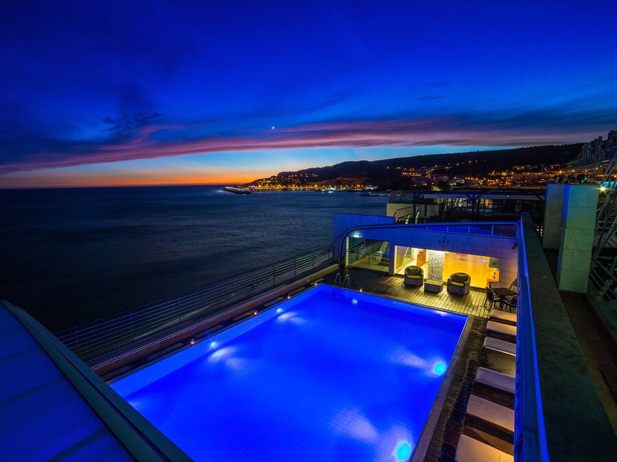 Piscina coperta, lettini