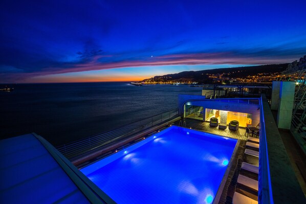 Piscine couverte, chaises longues