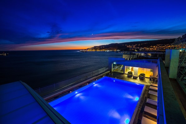 Indoor pool, pool loungers