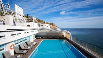 Piscina interna, espreguiçadeiras