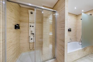 Junior Suite | Bathroom | Free toiletries, hair dryer, towels