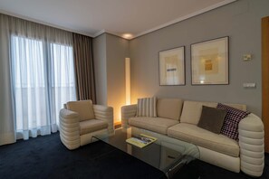 Suite junior | Minibar, caja de seguridad en la habitación y escritorio