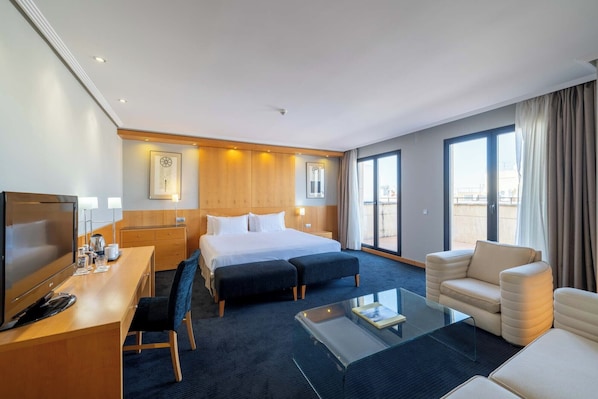 Suite junior | Minibar, caja de seguridad en la habitación y escritorio