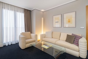 小型套房 | 迷你吧、客房内保险箱、办公桌、隔音