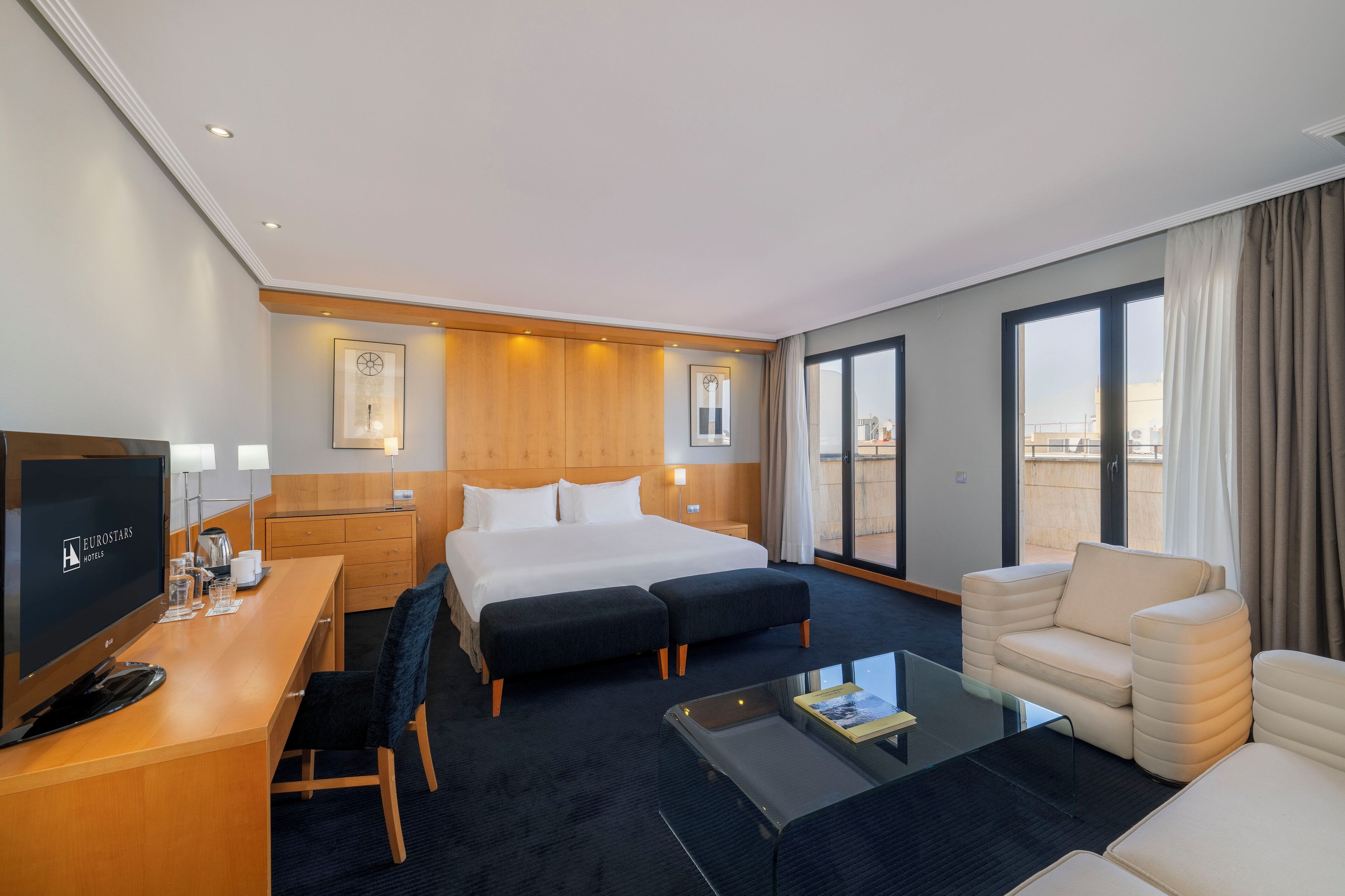 Junior Suite | Minibar, in-room safe, laptop workspace, soundproofing