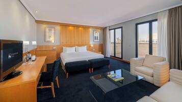 Junior Suite | Minibar, in-room safe, laptop workspace, soundproofing