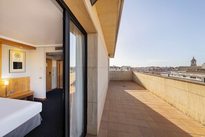 Minibar, caja de seguridad en la habitación y escritorio 