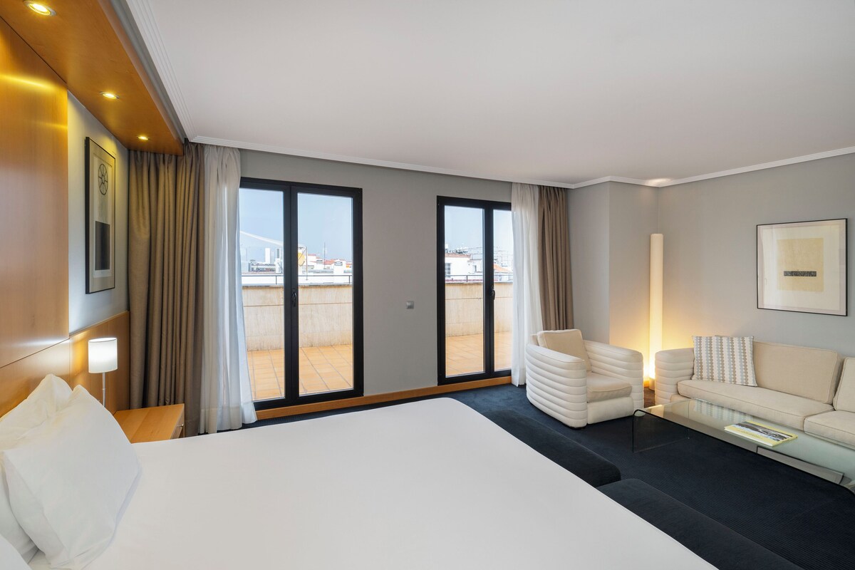 Minibar, in-room safe, laptop workspace, soundproofing