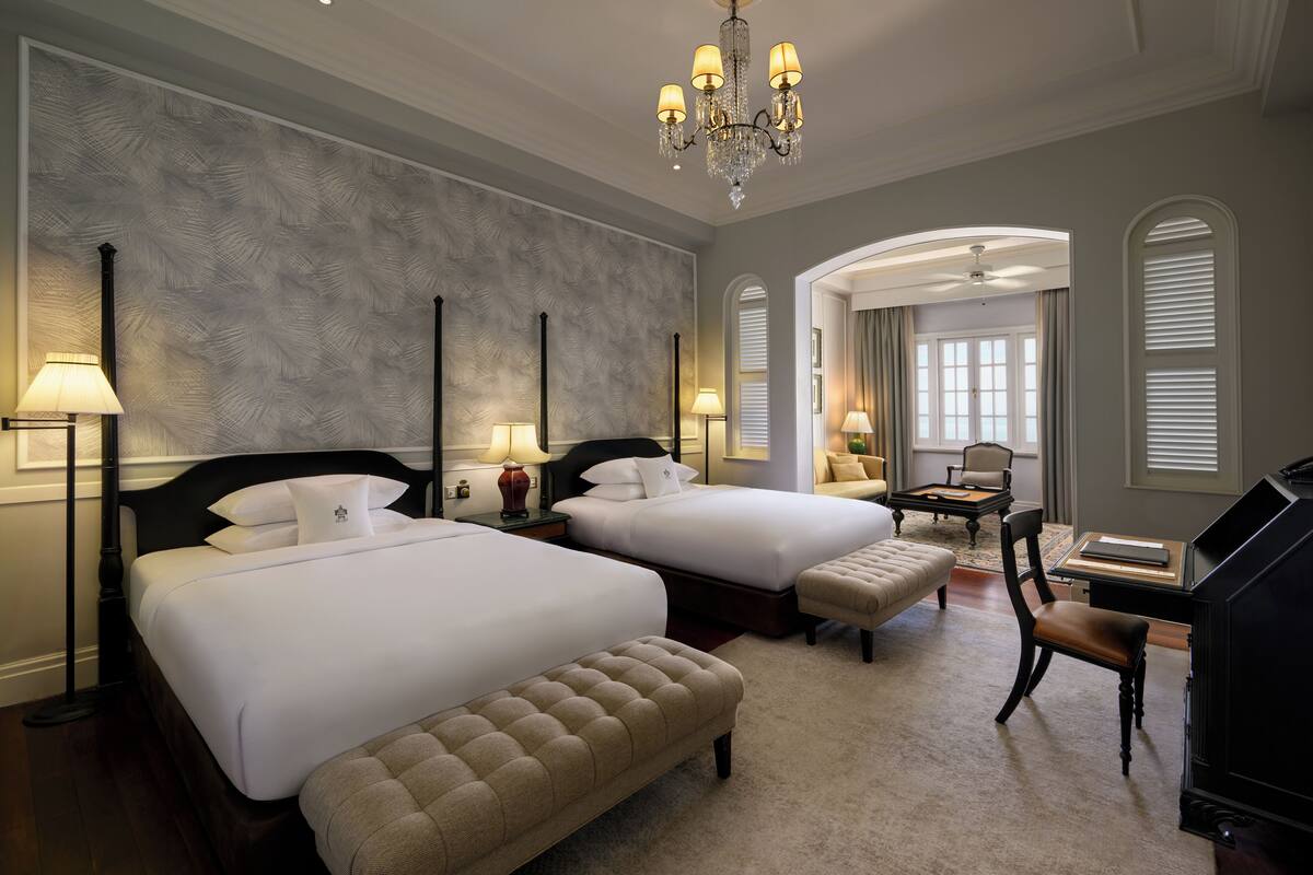 Deluxe Suite Two Queen Beds | Minibar, safe på rommet, blendingsgardiner og strykejern/-brett