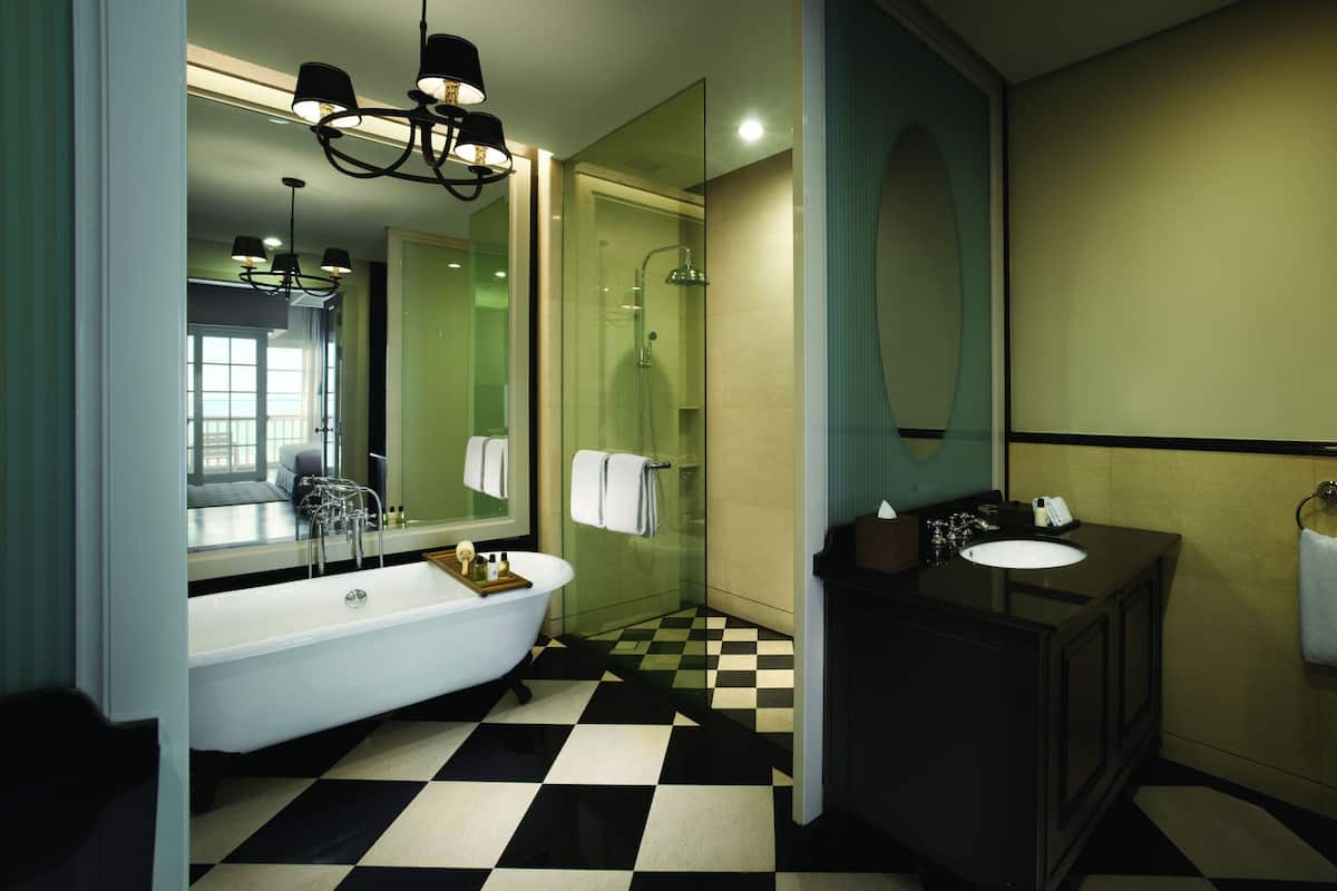 studio suite twin | 1 bedroom, minibar, in-room safe, blackout curtains