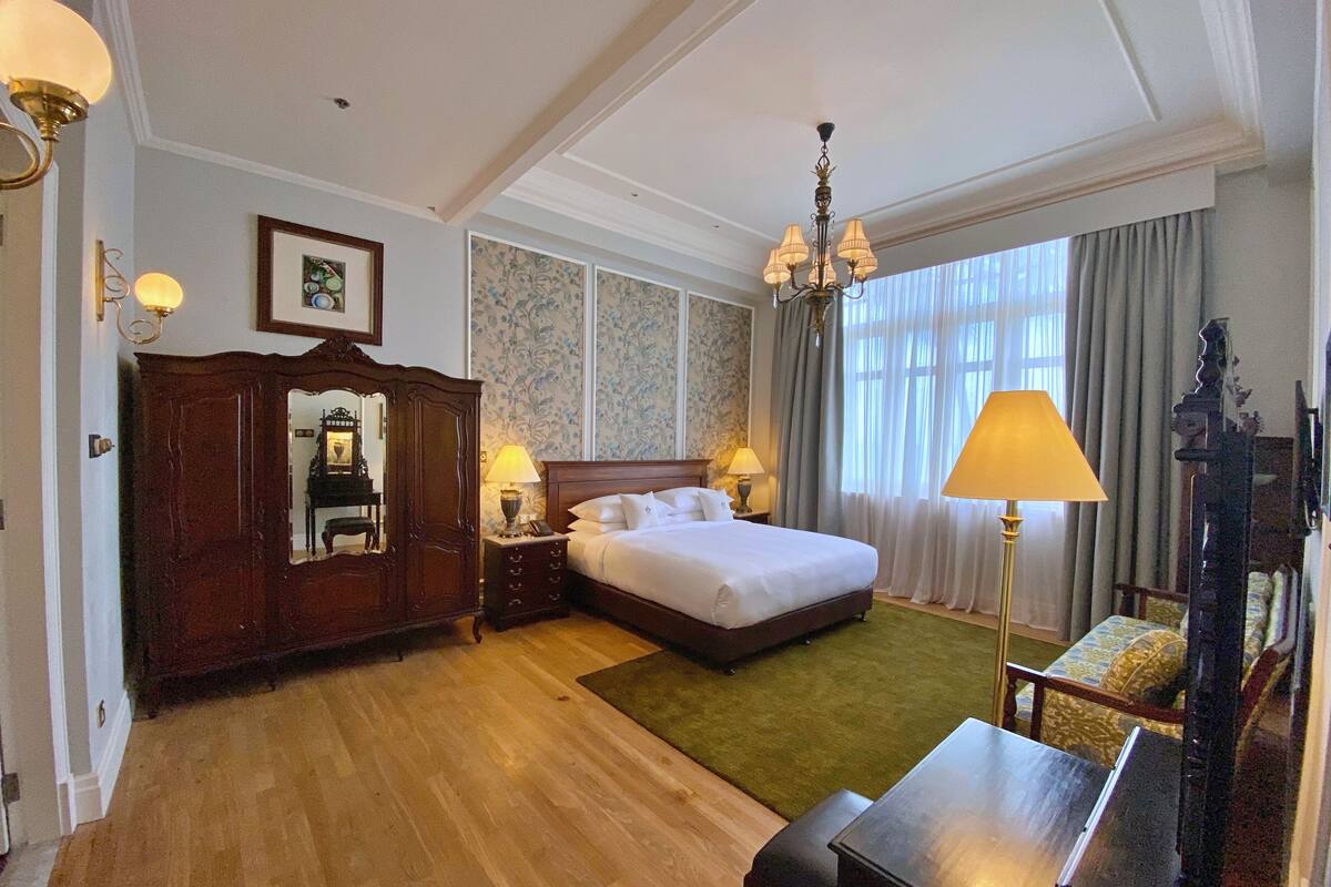 Suite, 1 kingsize-seng (Writers) | Minibar, safe på rommet, blendingsgardiner og strykejern/-brett