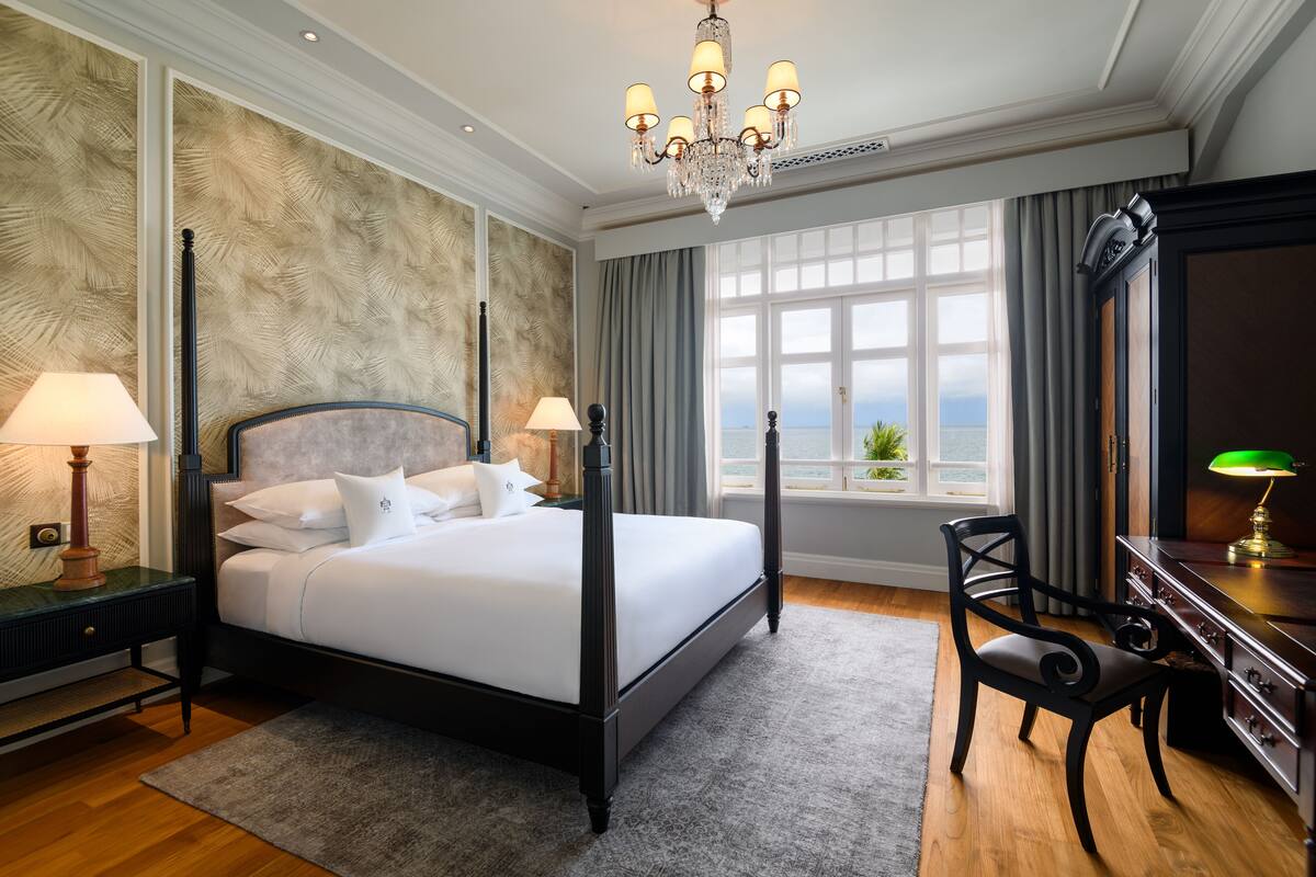 Suite, 1 kingsize-seng (Straits) | Minibar, safe på rommet, blendingsgardiner og strykejern/-brett