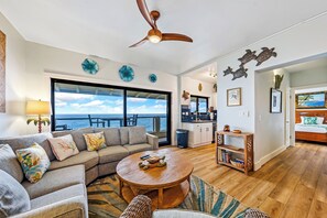 Condo luxo, 3 quartos, de frente para o oceano | Área de estar | TV de tela plana 65 polegadas com canais a cabo
