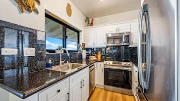 Appart'hôtel Deluxe, 3 chambres, en front de mer | Cuisine privée | Grand réfrigérateur, micro-ondes, four, plaque de cuisson