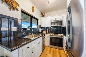 Condo luxo, 3 quartos, de frente para o oceano | Cozinha privada | Geladeira grande, micro-ondas, fogão, cooktop