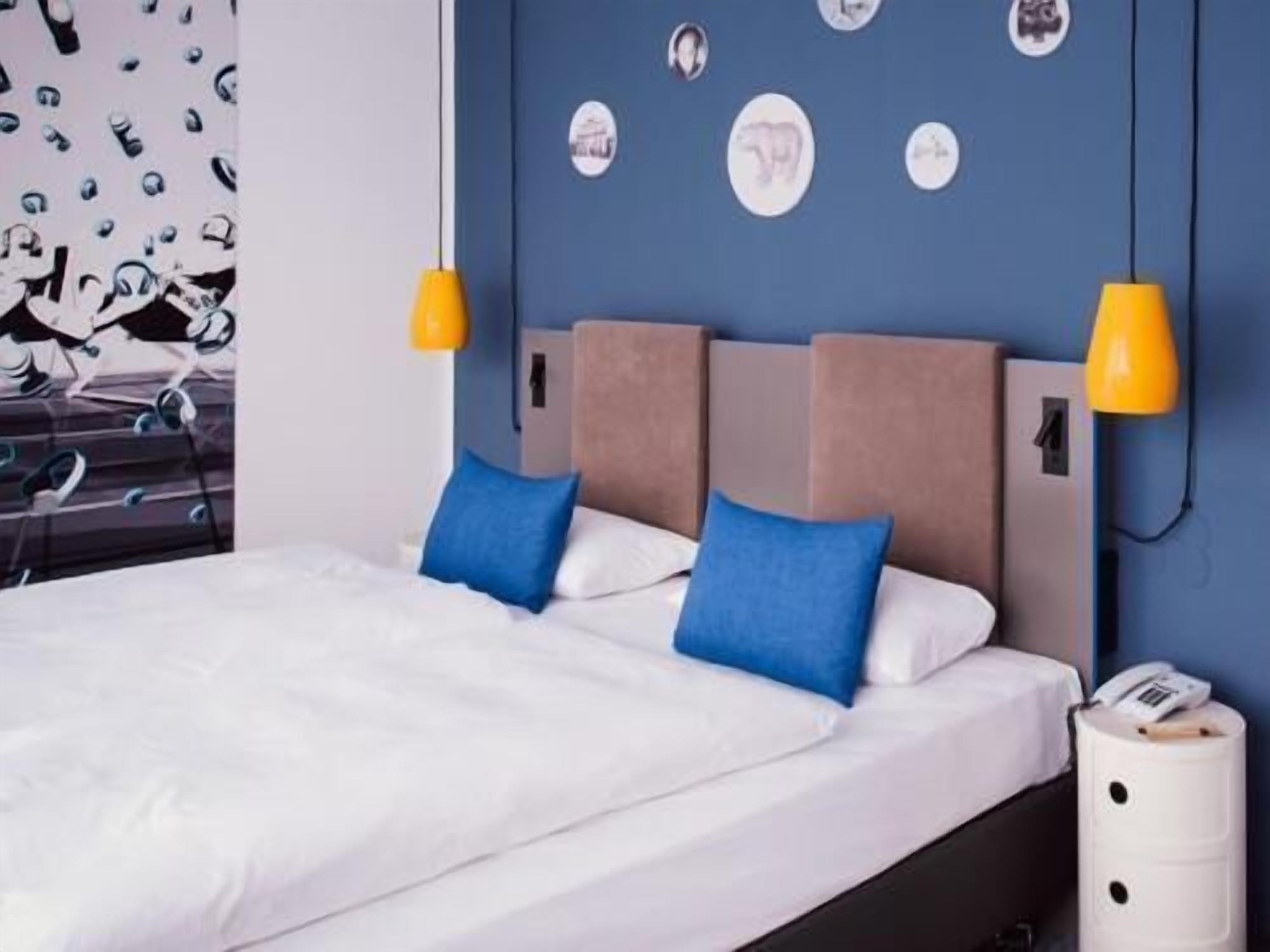 Desk, soundproofing, iron/ironing board, free WiFi