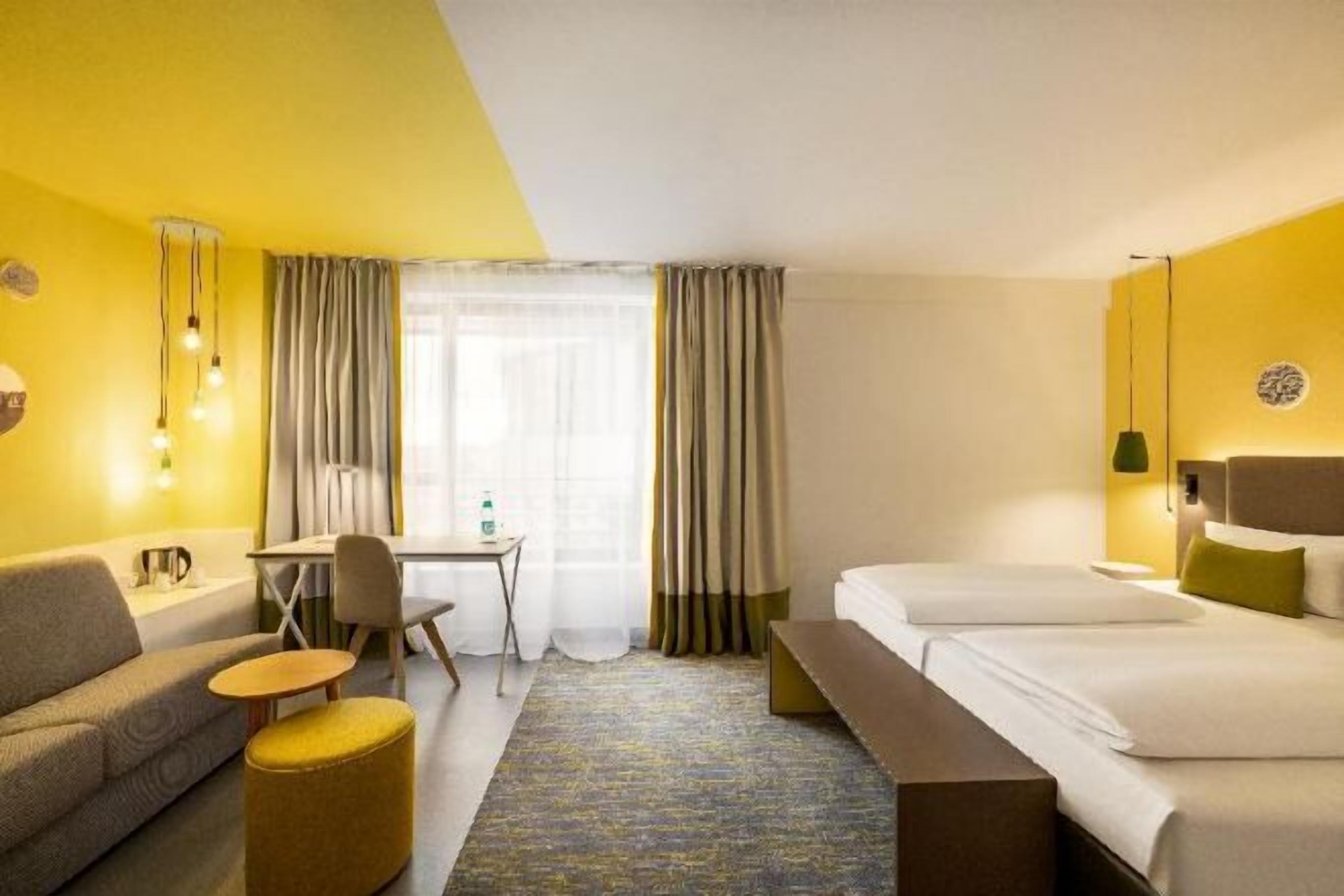 Escritorio, sistema de insonorización y tabla de planchar con plancha 