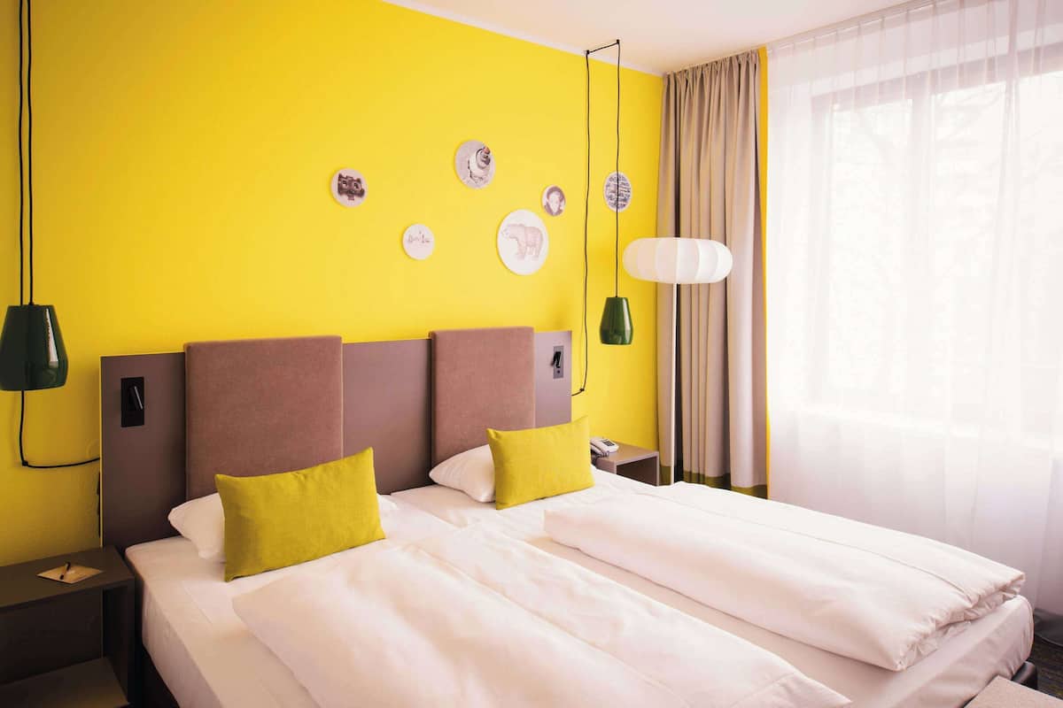 Kamar Twin Comfort | Meja kerja, kedap suara, setrika/meja setrika, dan Wi-Fi gratis