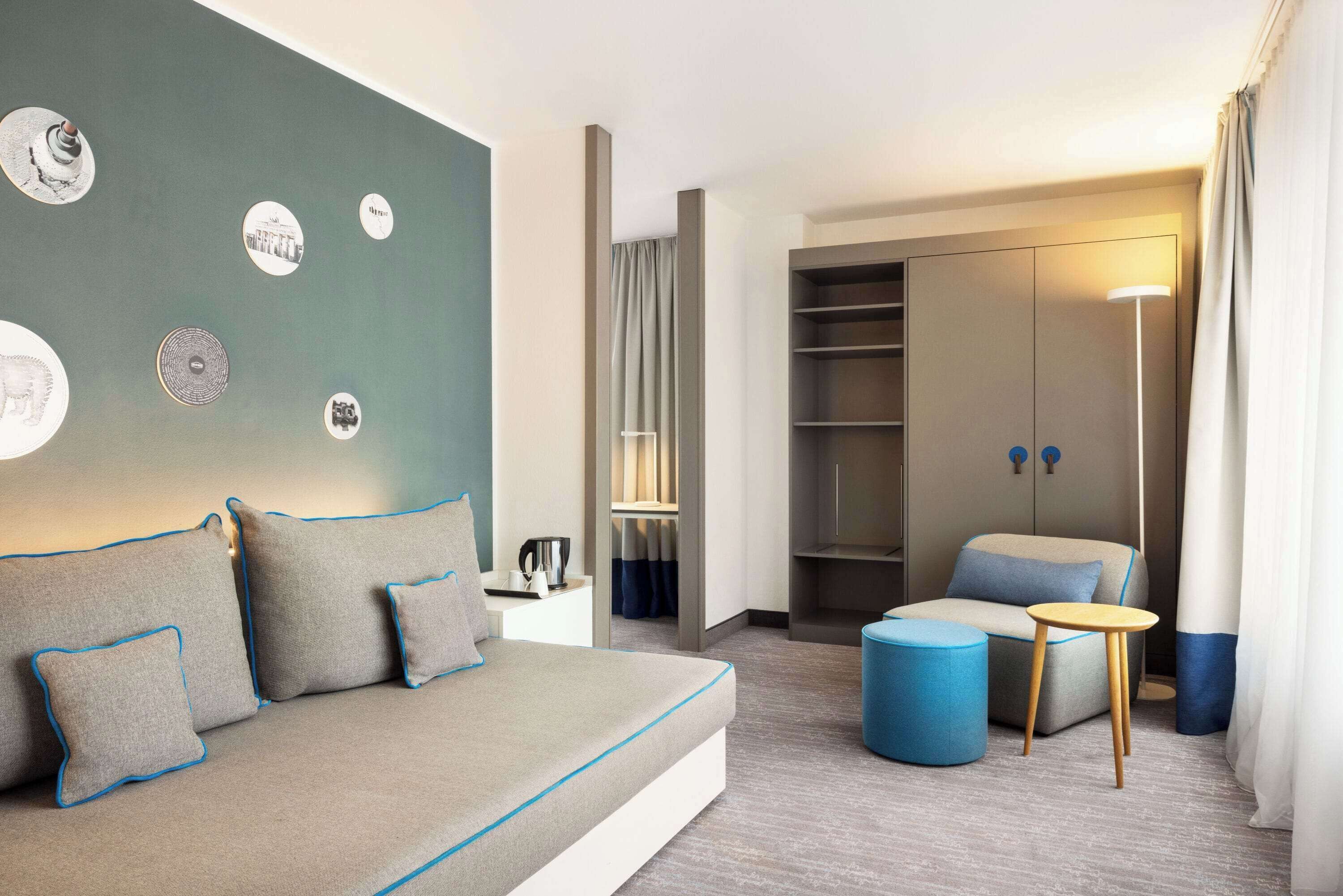 Escritorio, sistema de insonorización, tabla de planchar con plancha