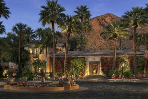 A hotel with a courtyard, palm trees, and a mountain backdrop. - Royal Palms Resort and Spa, part of Hyatt (Phoenix)