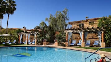 Una piscina al aire libre, camas de piscina con cargo