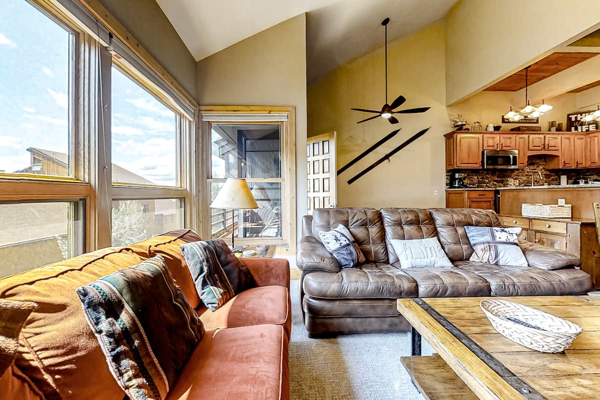 コンドミニアム 2 ベッドルーム (Loft) | リビング エリア | テレビ、DVD プレーヤー