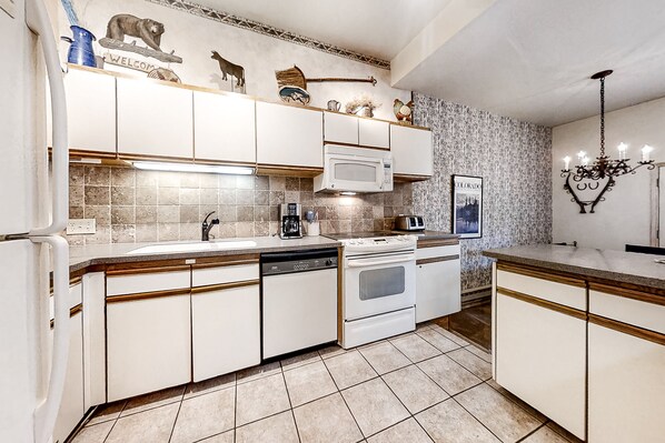Condo, 4 habitaciones | Cocina privada | Refrigerador con congelador, microondas, horno y cafetera y tetera 