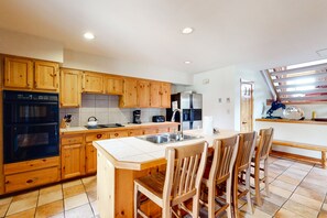 Condo, 3 Bedrooms | Private kitchen