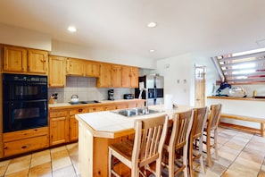 Condo, 3 Bedrooms | Private kitchen